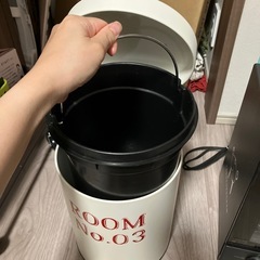 ふたつきゴミ箱の画像
