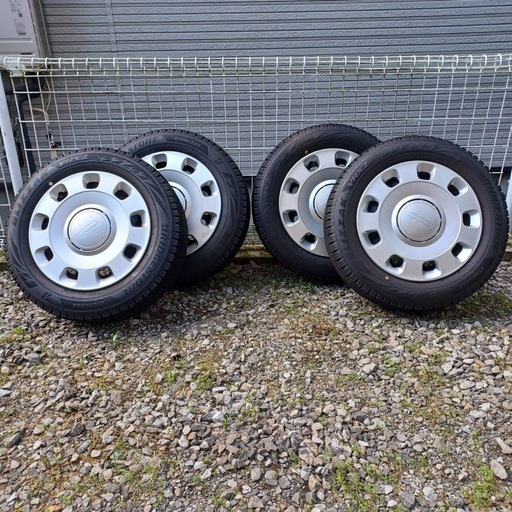 フィアット500 スタッドレス　VRX2 純正ホイールキャップ