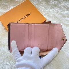 ルイヴィトンポルトフォイユ ゾエ モノグラム 三つ折り財布 ピンク
の画像