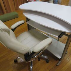 パソコン用机と椅子の画像