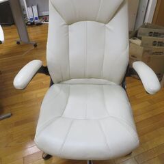 パソコン用机と椅子の画像