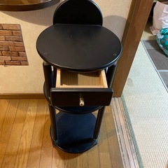 コーナーテーブル　丸型　置物　花瓶の画像