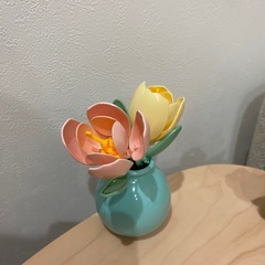 プラスチック製お花、花瓶、ブロックの画像
