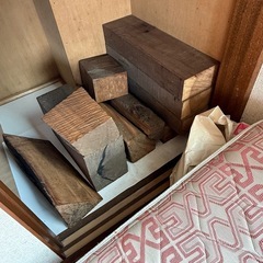 彫刻刀や木彫用の木の画像
