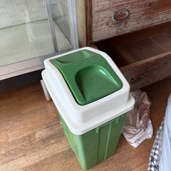 折り畳みソファ、ゴミ箱等の画像