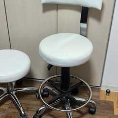 キャスター付き椅子2台とタンスの画像