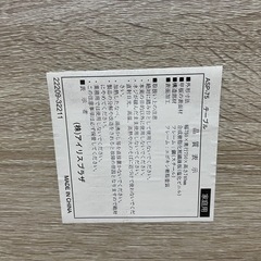 テーブルと椅子二脚の画像