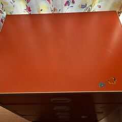 昭和レトロなオレンジ色の箪笥の画像