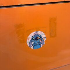 昭和レトロなオレンジ色の箪笥の画像