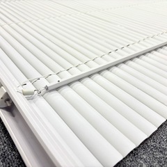 ブラインド ホワイト＋取付部品 幅150cm×高さ160cmの画像