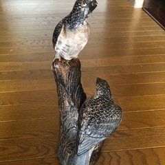 ハヤブサの置物の画像