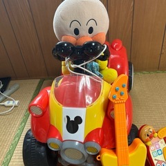 ミッキーマウスの乗り物、アンパンマンぬいぐるみ　ギター　レジセット
の画像