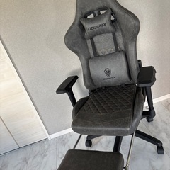 ゲーミングチェア　フットレスト付きの画像