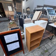 無料コーナー開放中 カラーボックス テーブル 服 食器 無料の画像