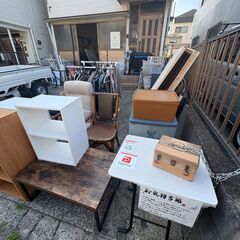 無料コーナー開放中 カラーボックス テーブル 服 食器 無料の画像