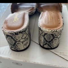 パイソン柄 ミュールサンダル ヒールサンダルの画像