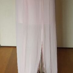 FOREVER21 薄い桃色 スリットの入った透け生地のロングスカートの画像