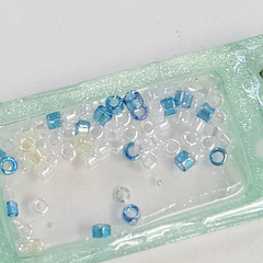 ハンドメイド レジンミニキーホルダー Switch型 シャカシャカビーズ入り ミントグリーン色コントローラー 推し活グッズ バッグチャームの画像