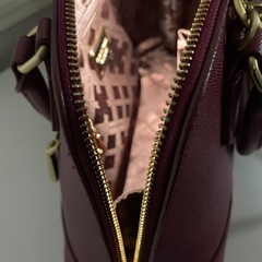 ワインレッド色バックの画像