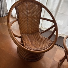 籐の回転椅子とテーブルの画像