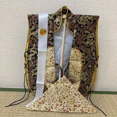 初節句　陣羽織 金襴 布兜　ハチマキ付 飾り台付セット の画像