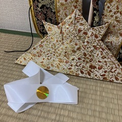 初節句　陣羽織 金襴 布兜　ハチマキ付 飾り台付セット の画像
