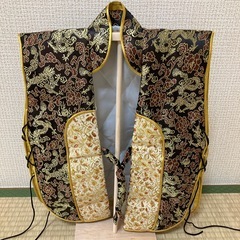初節句　陣羽織 金襴 布兜　ハチマキ付 飾り台付セット の画像