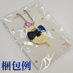 ハンドメイド キーホルダー ふわもこにゃんこ 黄色 紺リボン ピンク鈴 猫モチーフ バッグチャームの画像