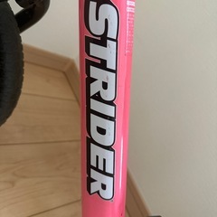 ストライダー（ピンク）、スタンド付の画像