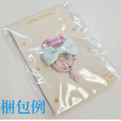 ハンドメイド ピンバッジ 猫モチーフ ピンク 水色リボン 可愛い アクセサリーの画像