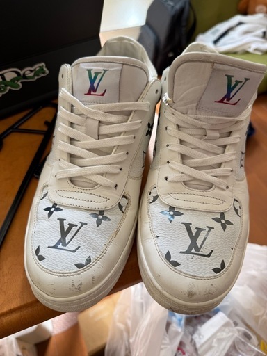 VUITTONすスニーカー