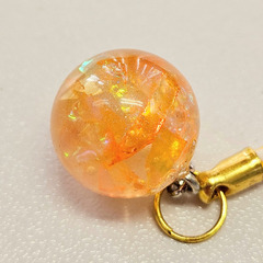 新品未使用 ハンドメイド レジンキーホルダー 球型 オレンジの画像
