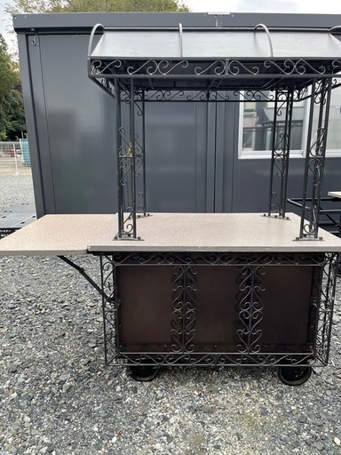 値下げしました!
オシャレな鉄製屋根付きワゴン