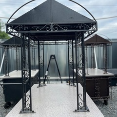 オシャレな鉄製屋根付きワゴンの画像