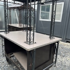 オシャレな鉄製屋根付きワゴンの画像