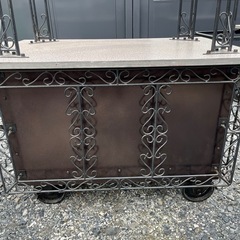 オシャレな鉄製屋根付きワゴンの画像
