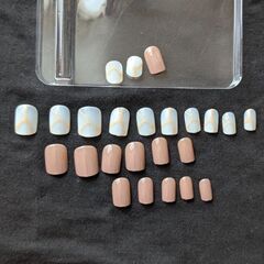 ネイルチップとグミの画像