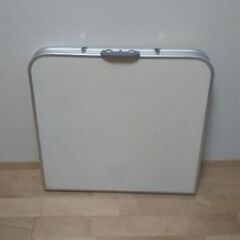 折り畳みテーブルの画像