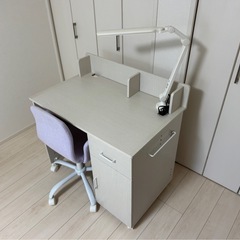 【ニトリ】子供の学習机、イス、ライト付の画像