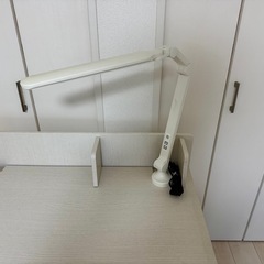 【ニトリ】子供の学習机、イス、ライト付の画像