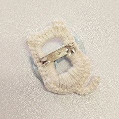 新品未使用 ハンドメイド ピンバッジ 白色猫モチーフ 水色リボン かわいいアクセサリーの画像
