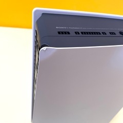 PlayStation5 (デジタル・エディション)本体と付属品(コントローラー、HDMI、電源ケーブル)の画像