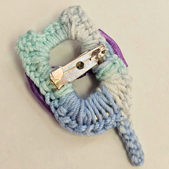 ハンドメイド ピンバッジ 青グラデーション猫モチーフ 紫リボン 可愛い アクセサリーの画像