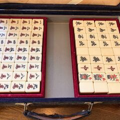 【中古】ケースの内張り模様がかわいい！麻雀牌セット ハードケース入り（全体的にキズ汚れあり）の画像