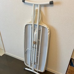 未使用アイロン台（折りたたみ式・高さ調節可）の画像