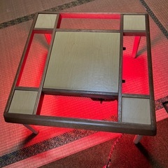 レトロなこたつテーブルの画像