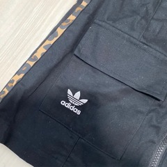 新品 adidas レオパード柄ミニスカート Sの画像