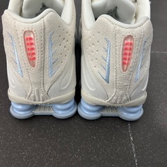 Nike Shox ナイキ ショックス R4 SE アイボリー 23.5cmの画像