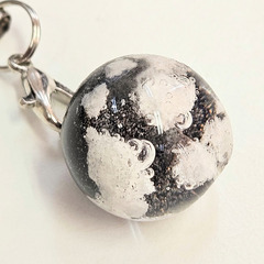 ハンドメイド レジンキーホルダー 球型 黒×白 透け感デザイン 可愛い バッグチャームの画像