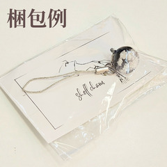 ハンドメイド レジンキーホルダー 球型 黒×白 透け感デザイン 可愛い バッグチャームの画像